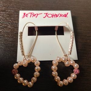 Betsey Johnson
Rose Tone Pearl Heart Earrings❤️